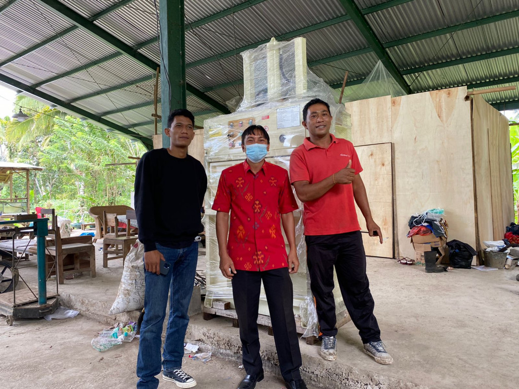 Penyerahan Mesin Pengolahan Sampah dari Dinas Pekerjaan Umum dan Penataan Ruang Untuk TPST 3R Desa Petang
